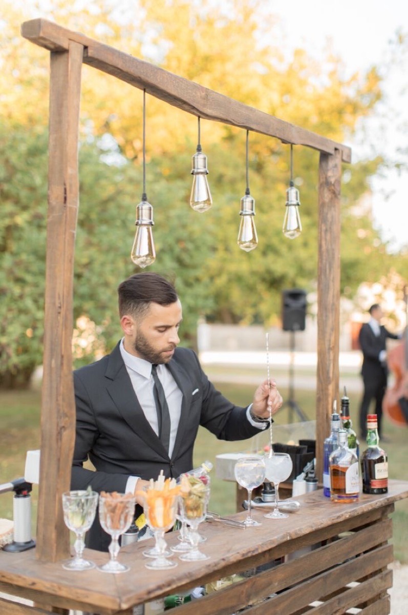 Barman przygotowuje koktajl podczas przyjęcia plenerowego