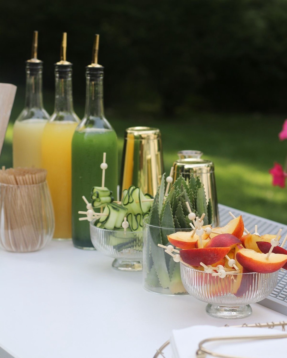 Elegancko przygotowany blat mobilnego baru na wydarzeniu firmowym