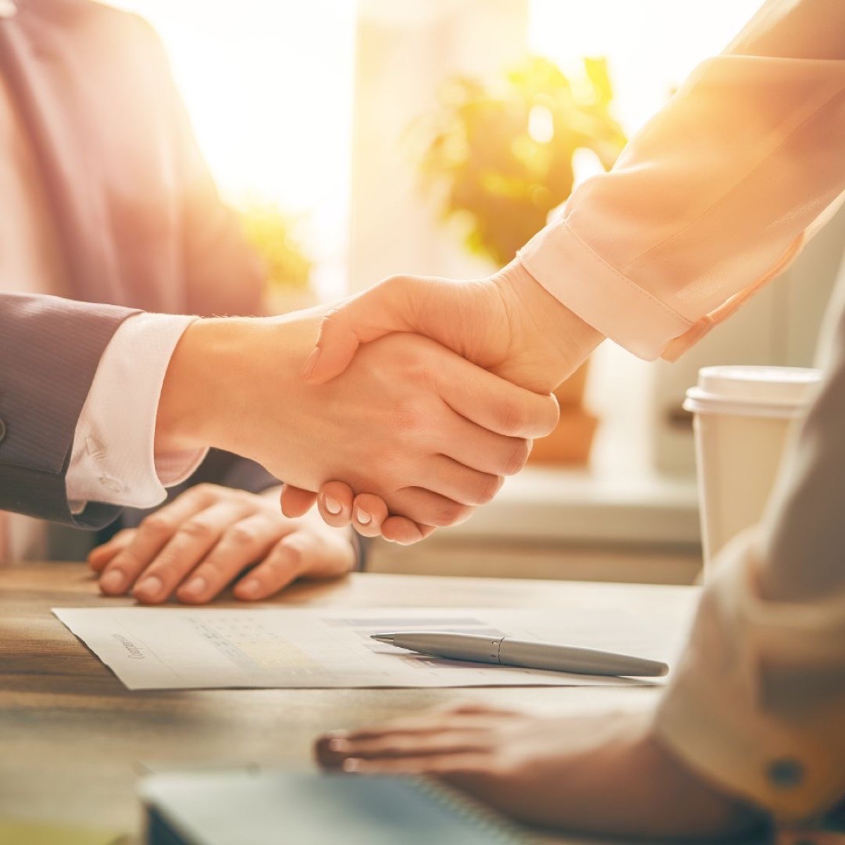Uścisk dłoni podczas ustalania współpracy przy organizacji eventu firmowego