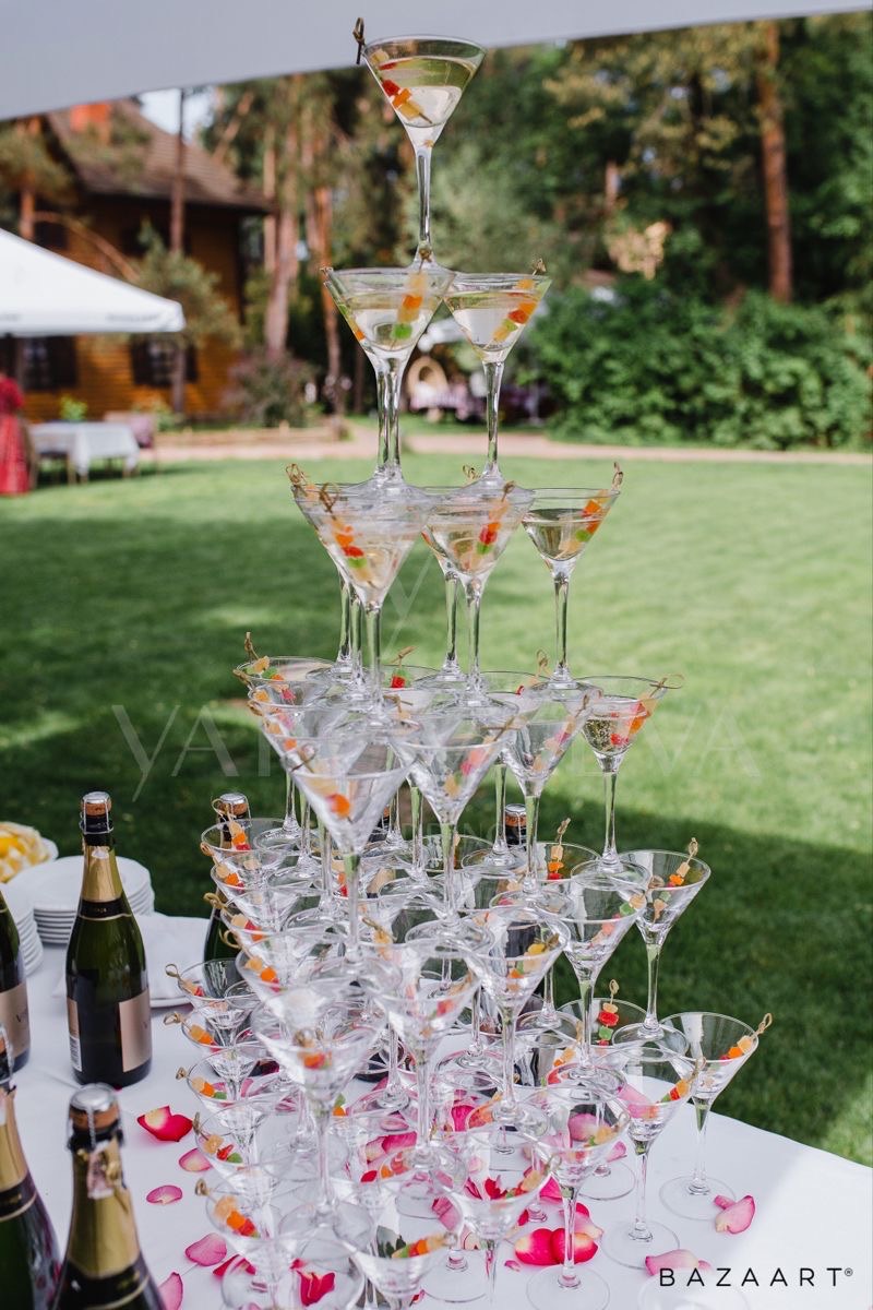Wieża z kieliszków i elegancki serwis barowy na evencie