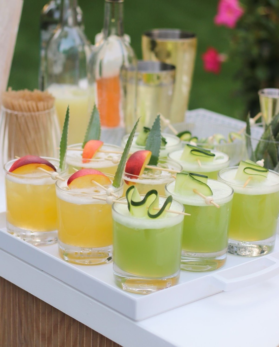 Gotowe koktajle ustawione na mobilnym barze podczas imprezy urodzinowej
