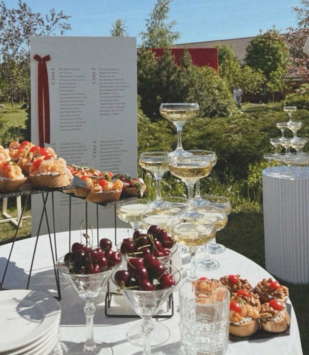 Elegancki stolik i oprawa garden party z mobilnym barem