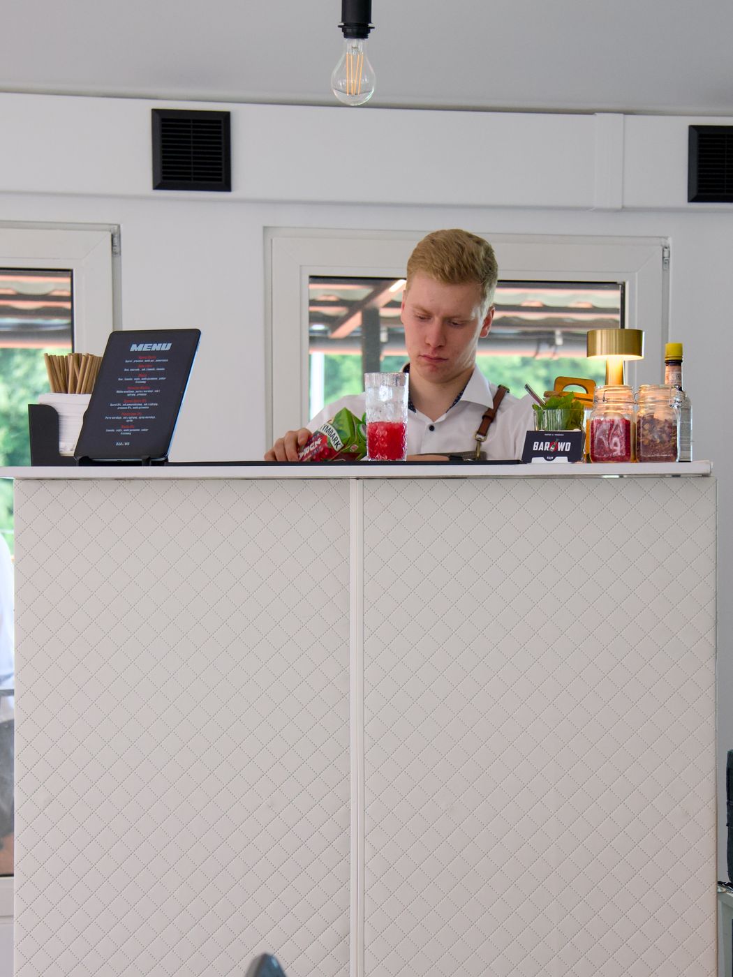 Mobilny bar BAROWO, barman przygotowuje koktajle
