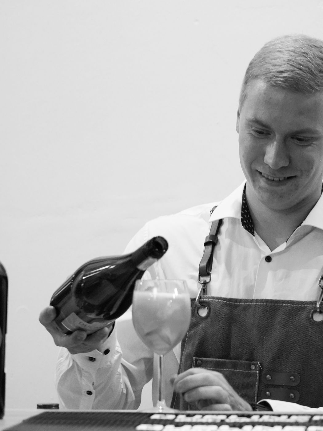 Barman BAROWO nalewa prosecco podczas wydarzenia