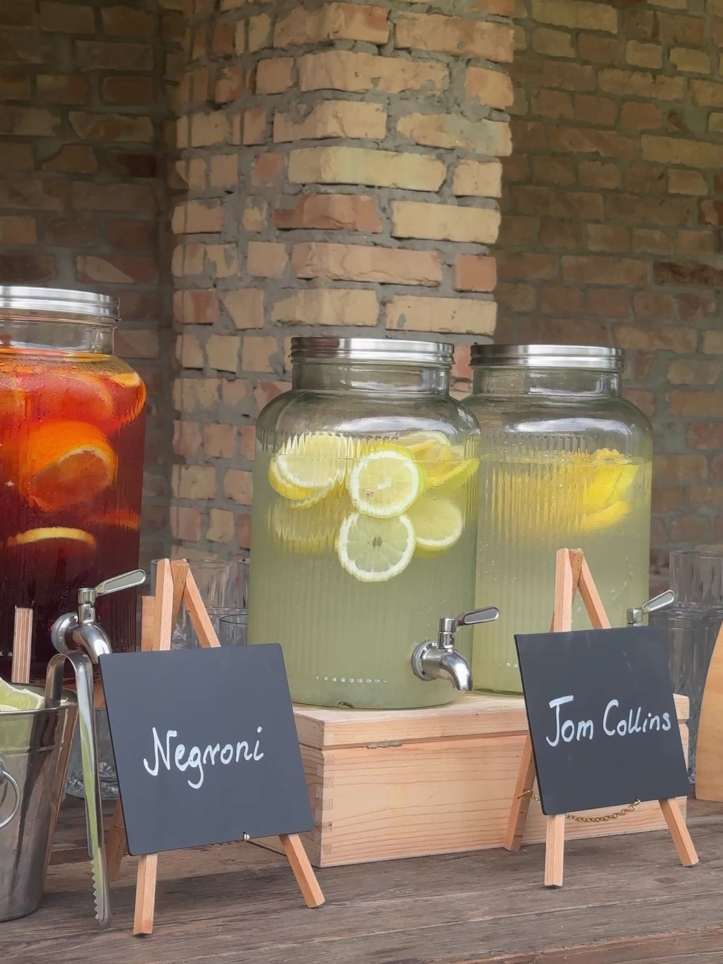 Dystrybutory z drinkami Negroni i Tom Collins przygotowane przez BAROWO